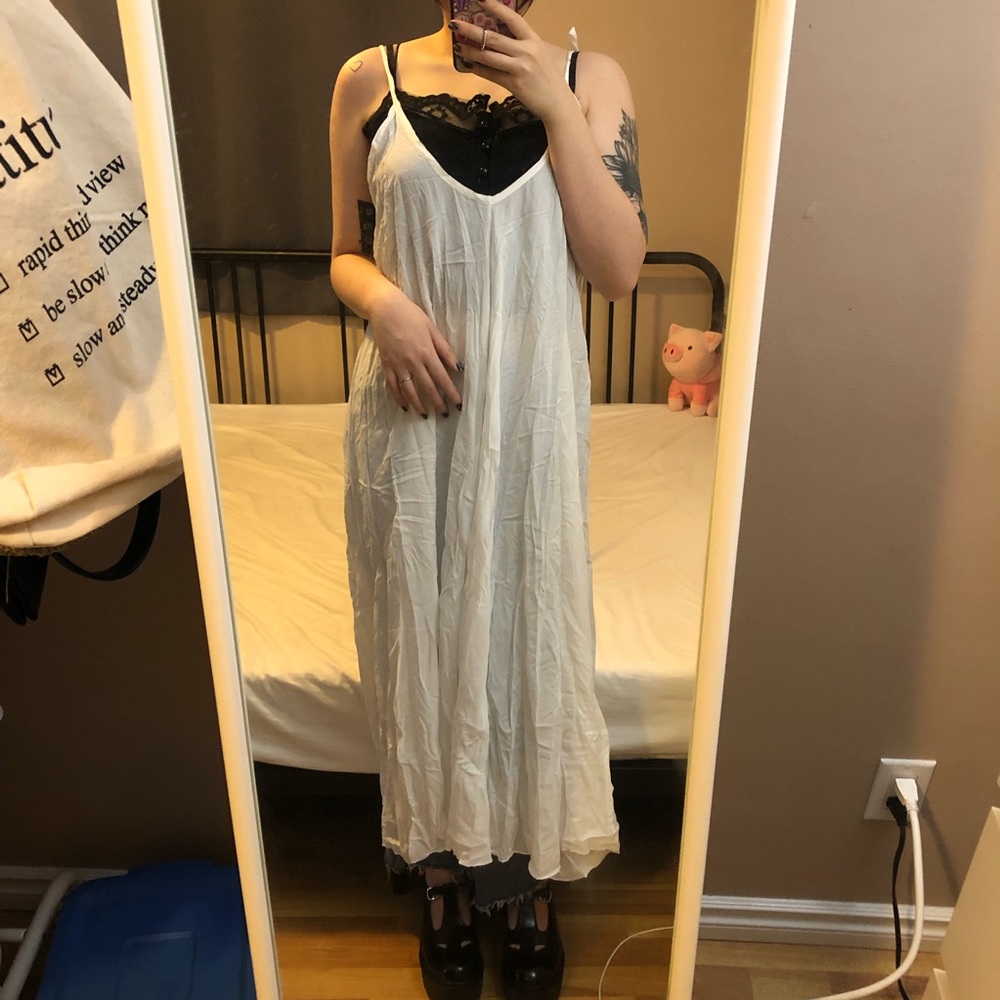 Wrinkled white dress with bowl-tie straps
